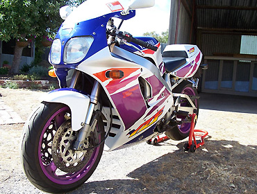Azza's YZF (threequarters)